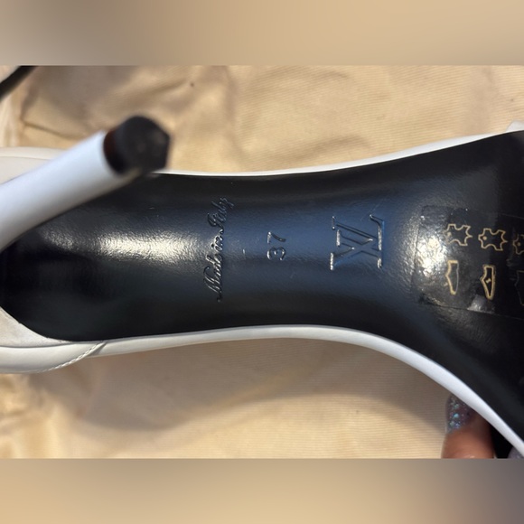 Louis Vuitton Shoes | Louis Vuitton
Calfskin Call Back Heels White Size 37 - Picture 8 of 11